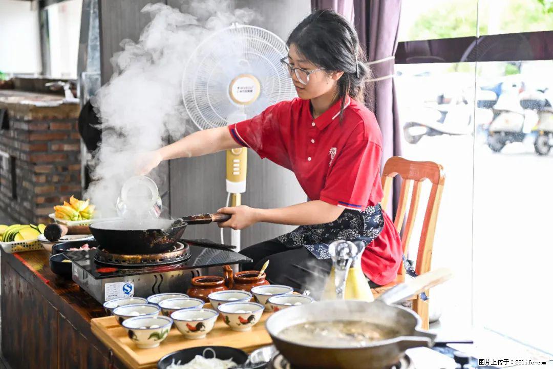 全网追的“扁担女孩”，找了一份暑假工，时薪12元 - 延安生活资讯 - 延安28生活网 yanan.28life.net